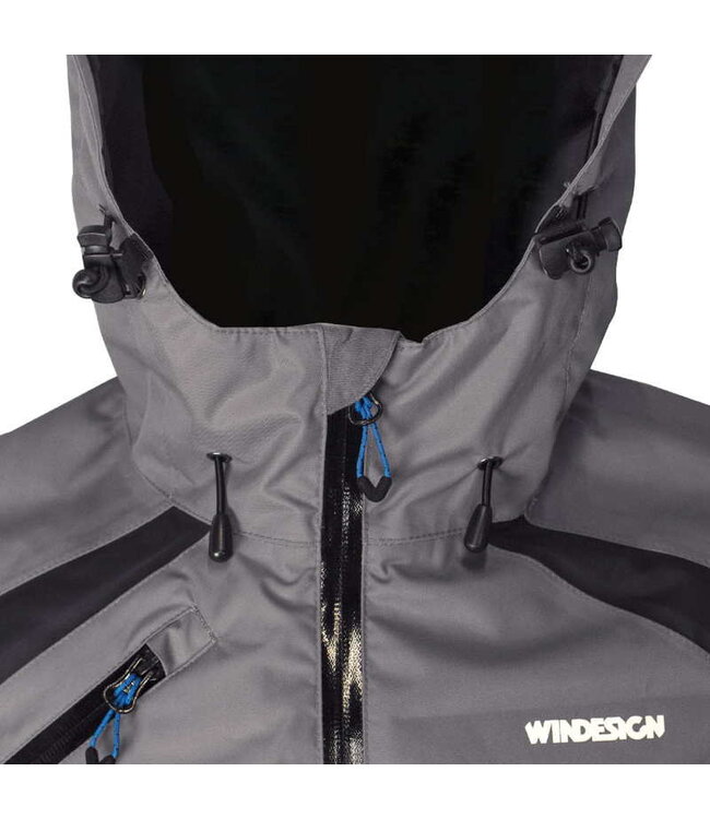 WINDESIGN De perfecte lichtgewicht waterdichte jas om te dragen! Gemaakt van een hoogwaardige 2-laags stof met volledig getapete naden voor maximale bescherming en voorzien van een polaire binnenvoering.  Maat: XL.