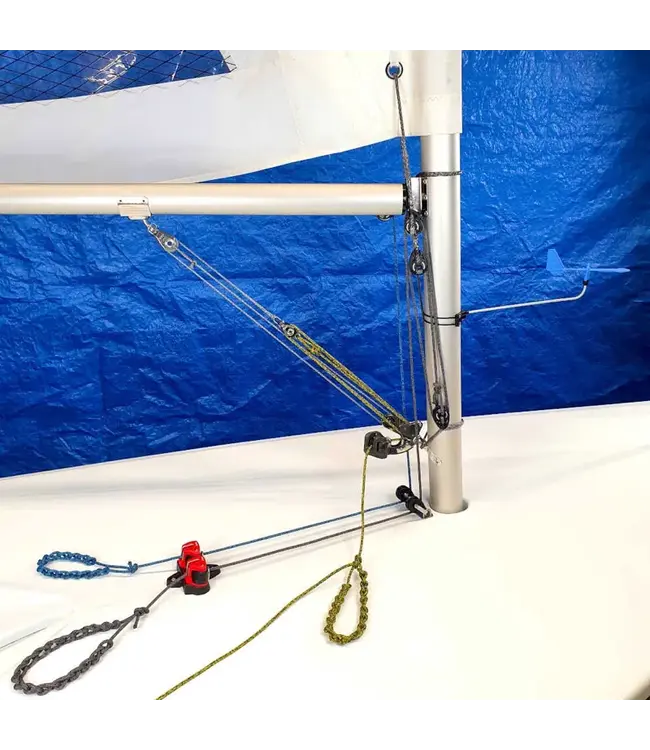 WINDESIGN Cunningham systeem voor Laser® MK2 en ILCA® 7 met een gesplitste 4 mm Dyneema® primaire lijn en twee Harken 29 mm T2 soft-attach blokken. Wordt geleverd met een 4 mm DB-Racing secundaire bedieningslijn, bestaat uit een Dyneema-kern® en Technora/polyester