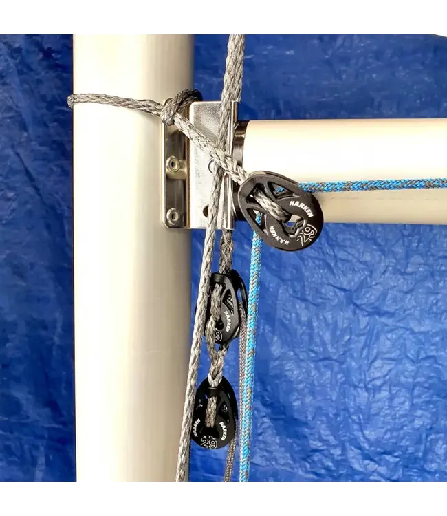 WINDESIGN Uithaulsysteem voor Laser® 4.7 met een gesplitste 3 mm Dyneema® primaire lijn met een 29 mm Harken Ti-Lite blok. Gemaakt met een grote lus die om het uiteinde van de giek past voor snelle ontgrendeling. Wordt geleverd met een 4 mm DB-Racing secundaire stu
