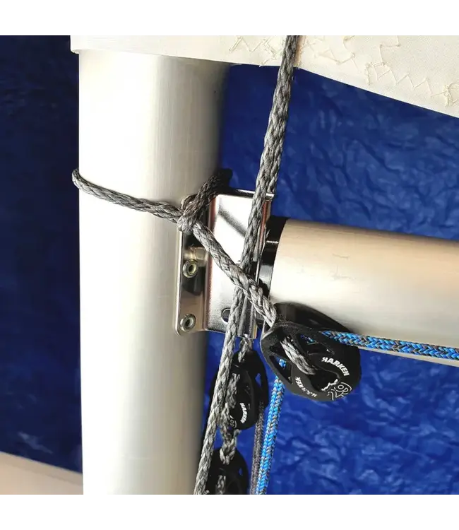 WINDESIGN Harken 29 mm Ti-Lite blok gesplitst op een 4 mm Dyneema® lijn met lus. Deze mastlus is bedoeld voor gebruik met de DB-Racing cunningham en outhaul systemen. Bevestigd onder de neerhouder voor cunningham-gebruik en bevestigd boven de zwanenhals voor uithaa