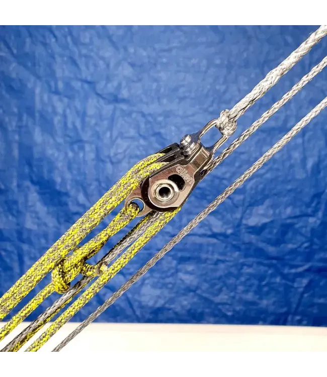 WINDESIGN 3 mm Dyneema® primaire lijn met een gespleten lus aan één kant voor eenvoudige bevestiging. Wordt geleverd met een 4 mm DB-Racing secundaire stuurlijn, bestaat uit een Dyneema® kern en Technora / Polyester hoes voor ultieme duurzaamheid en grip. Op ideale