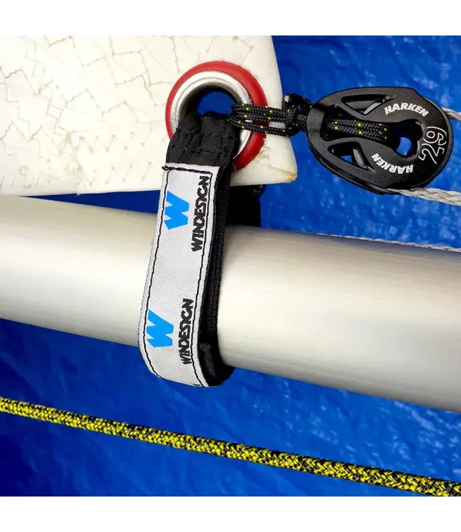 WINDESIGN Het ideale systeem om in de Laser® het schootoog te bevestigen. Gemaakt van sterk dubbelzijdig 25 mm klittenband, houdt het schootoog bij de giek terwijl het gemakkelijk te verstellen blijft.