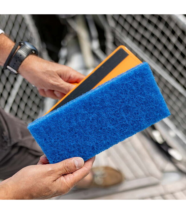 SWOBBIT Schuurspons medium (blauw) geschikt voor reiniging van het teak. Past op Swobbit schuurspons houder.