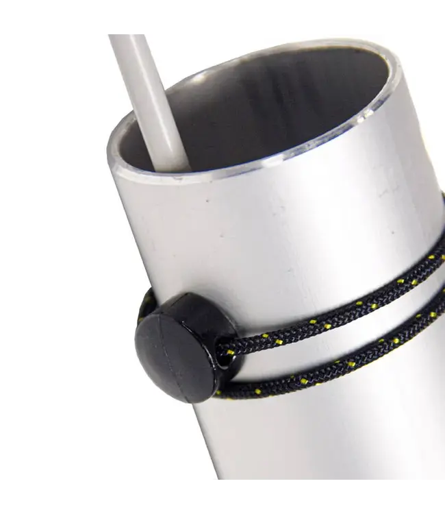 Optiparts Hoe maak je het makkelijker om je Opti zeil te trimmen? Probeer deze set kleine wimpelhouders. Deze vereenvoudigde toppennen voor uw windindicator, waarbij zeilbanden buiten de mast worden geknoopt voor eenvoudige aanpassing.