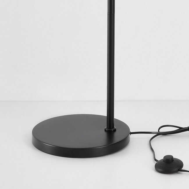 Industrial-Stehlampe Oslo in schwarzem glänzendem Metall