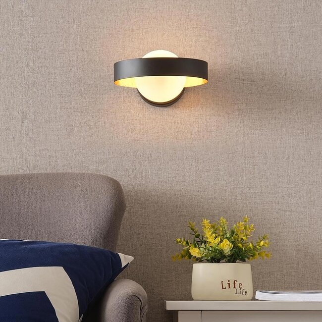 Wandlampe Carlos in Schwarz mit Blattgold