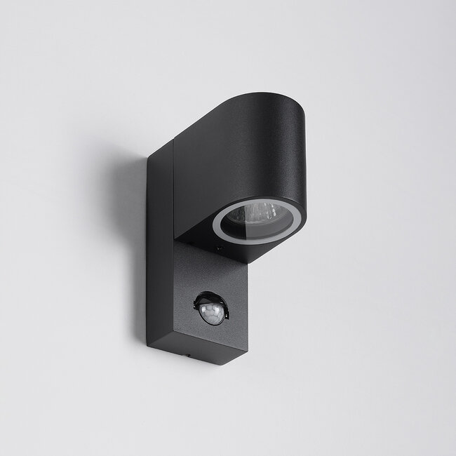 Moderne Außenwandleuchte Kurt mit Sensor - Schwarz