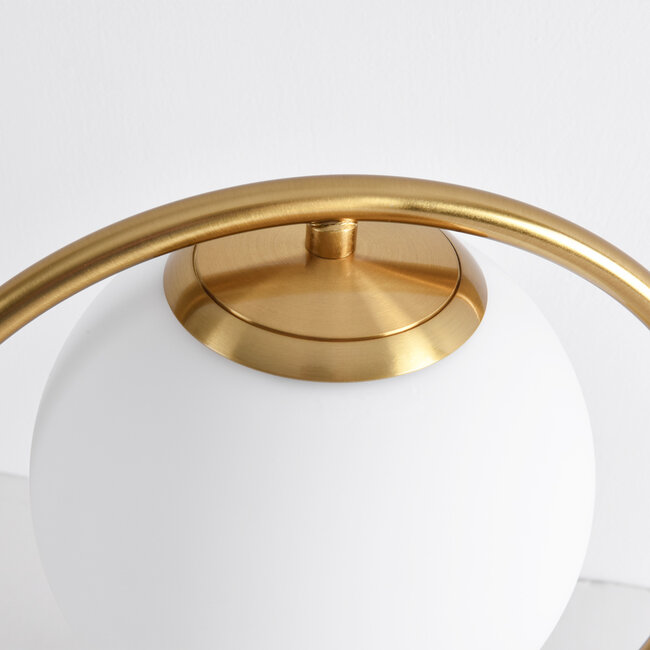 Goldene Design-Tischleuchte mit Milchglas - Gene