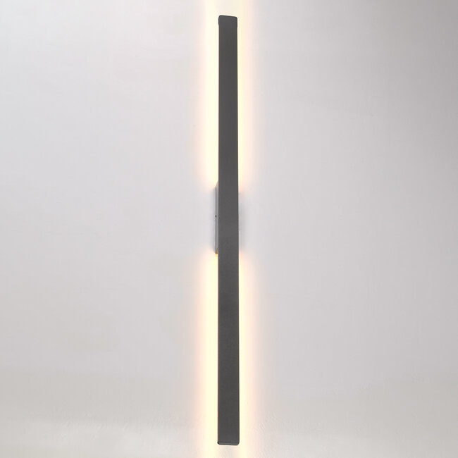 Moderne Wandlampe Tyge in Schwarz mit integrierten LEDs