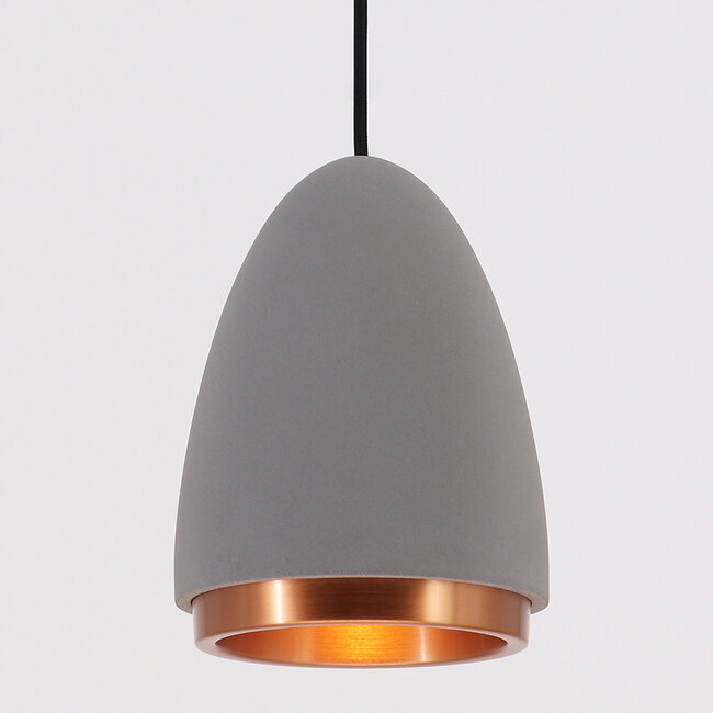 Moderne Pendelleuchte Feis mit Beton und Kupferrand