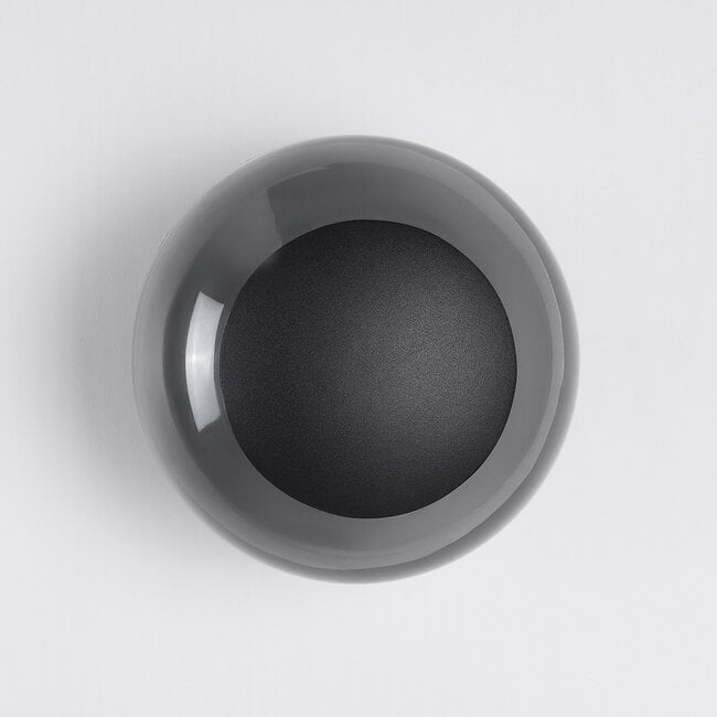 Wandleuchte Jody mit Glaskugel und integrierten LEDs