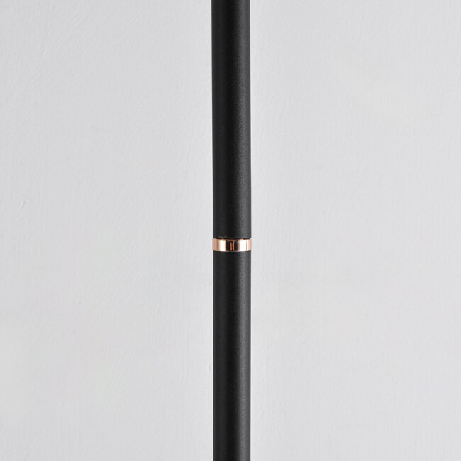 Schwarze Stehleuchte Kisho mit 2 Spots - goldene Details