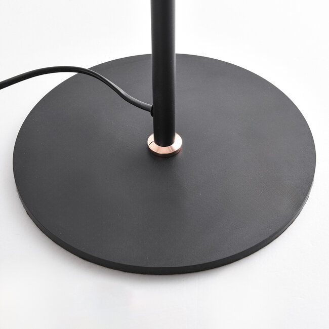 Schwarze Stehleuchte Kisho mit 2 Spots - goldene Details