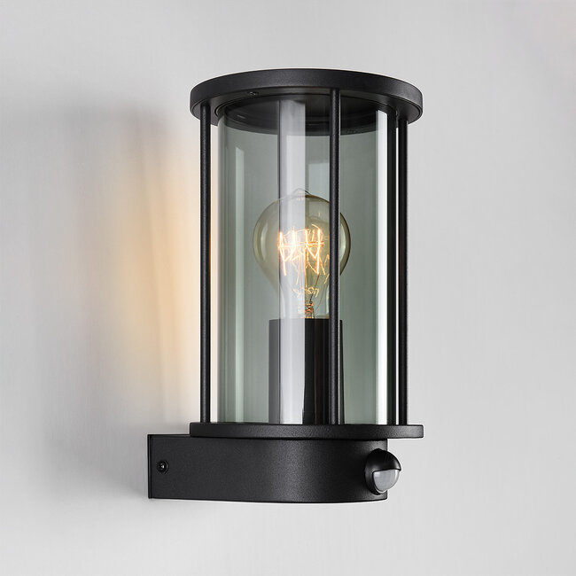 Schwarze Außenwandleuchte mit Rauchglas und Sensor - Pax