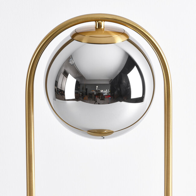 Goldene Design-Tischlampe George - Rauchglas mit Spiegeleffekt