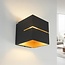Moderne quadratische Wandlampe Avi in Schwarz mit goldener Innenseite