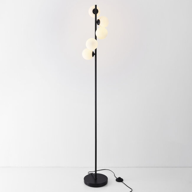 Stehlampe Tyson 5-flammig mit schwarzem Rahmen und Milchglas