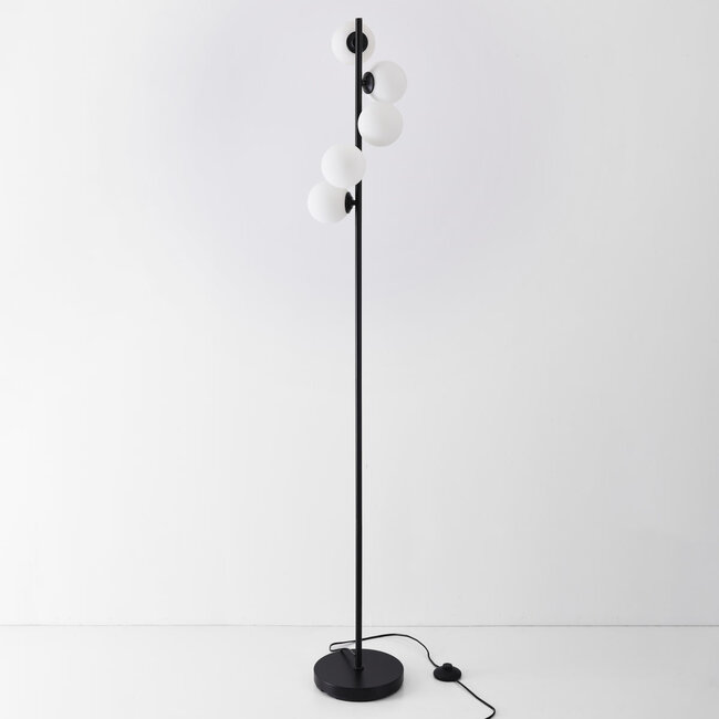 Stehlampe Tyson 5-flammig mit schwarzem Rahmen und Milchglas