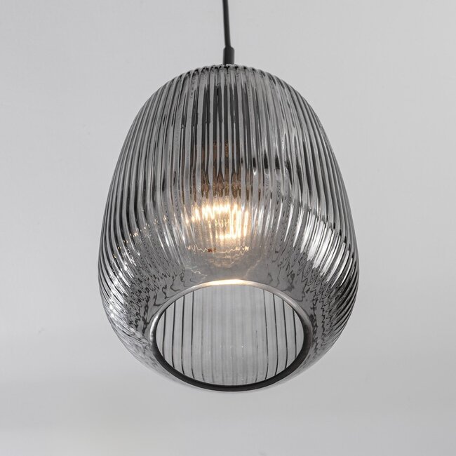 Moderne Pendelleuchte Melora mit geripptem Rauchglas, 3-flammig