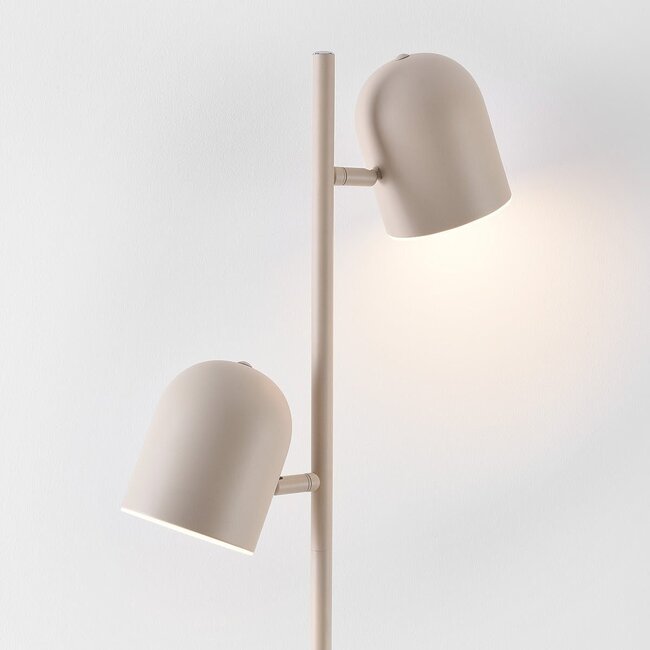 Stehlampe Iki in Beige mit 2 schwenkbaren Spots und integrierter LED