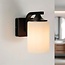 Moderne Badezimmer-Wandlampe Elmi in Schwarz mit milchweißem Schirm