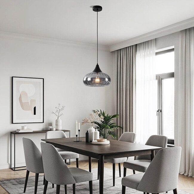 Schwarze Hängeleuchte Ori schwarz mit gestreiftem Rauchglas