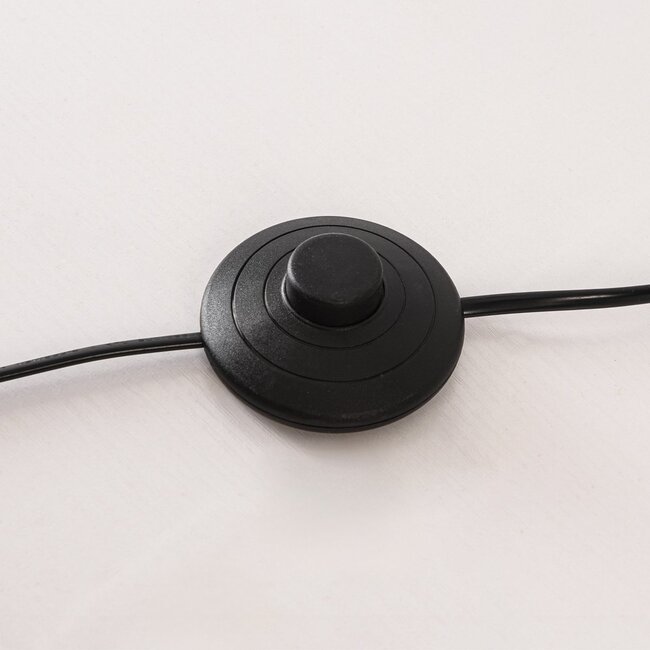 Velore Stehleuchte mit Naturleinenschirmen in weichen, hellen Farbtönen