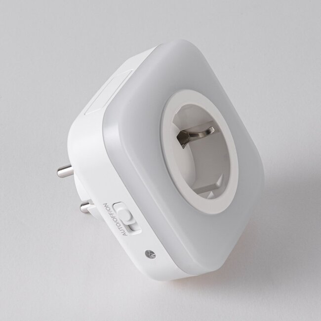 Kompaktes Nachtlicht mit Steckdose und Lichtsensor - 2-in-1-Steckerleuchte