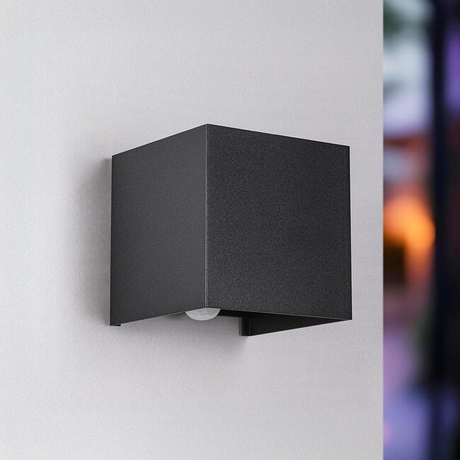 Moderne quadratische Außenleuchte Daniel schwarz mit Bewegungs- und Tag-/Nachtsensor