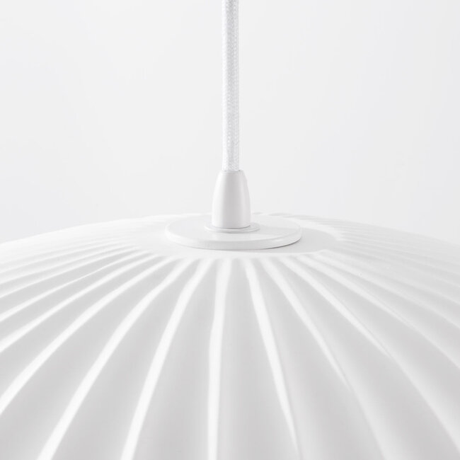 Geriffelte Pendelleuchte Olea mit matter Kreideoptik (Gesso-Finish)