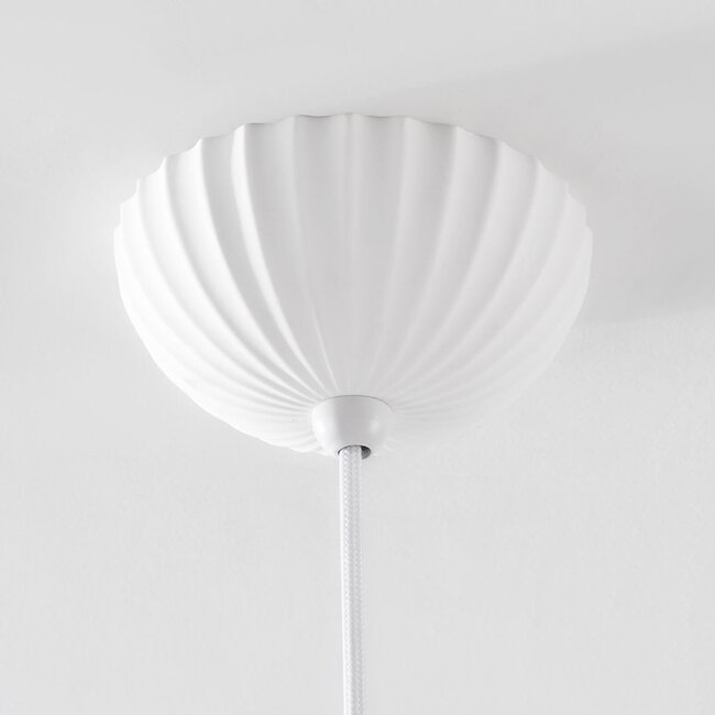 Gerippte Hängeleuchte Olea mit matter Kreideoptik (Gesso-Finish)