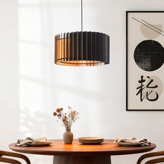 Hängelampe Vyra aus schwarzem Holz mit naturbelassener Innenseite