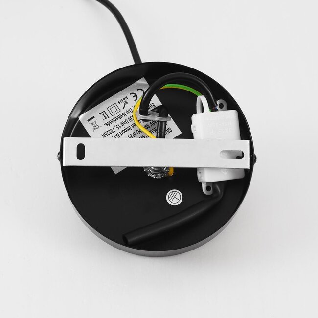 Hängelampe Vyra aus schwarzem Holz mit naturbelassener Innenseite