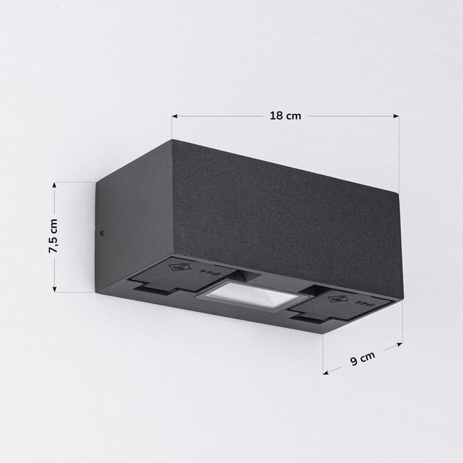 Außenwandleuchte Fora mit LED, 2 Steckdosen und Dämmerungsschalter – schwarz