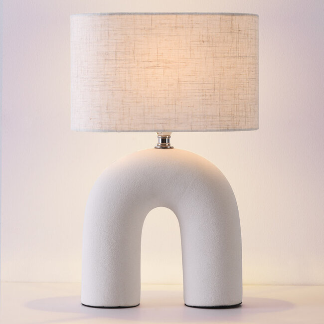 Japandi Tischlampe Poyta weiß Karamell mit Leinenkappe