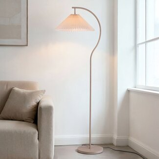 Moderne Bogenlampe Tatsu mit gefaltetem Stoffschirm und beigem Gestell