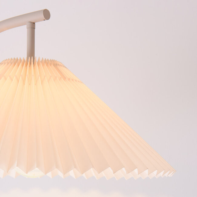 Moderne Bogenlampe Tatsu mit gefaltetem Stoffschirm und beigem Gestell