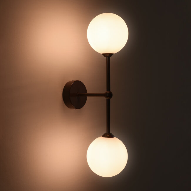 Moderne braune Wandleuchte Runda mit milchweißem Glas, 2-flammig
