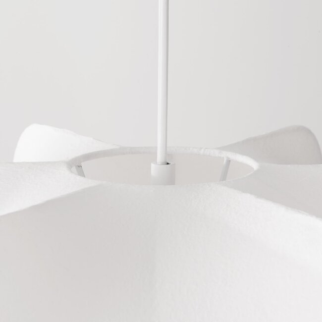 Weiße minimalistische Pendelleuchte Ame mit Seidenschirm