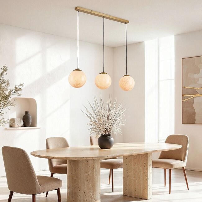 Hängelampe Tessra mit drei Kugeln in Marmoroptik und Akzenten in Messinggold