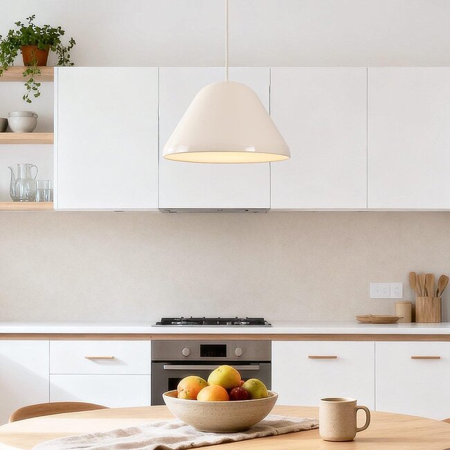 Hängelampe Calyx in glänzendem Hellbeige mit weißer Innenseite