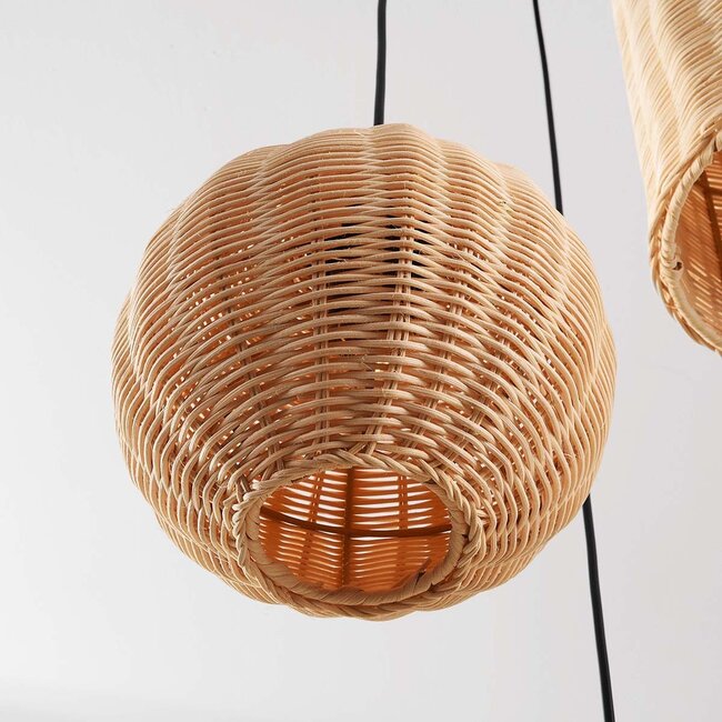 Boho-Hängelampe Misu aus Rattan mit drei naturfarbenen Schirmen