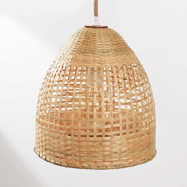 Hängelampe Aska aus Rattan mit drei natürlichen Schirmen und Holzdecke