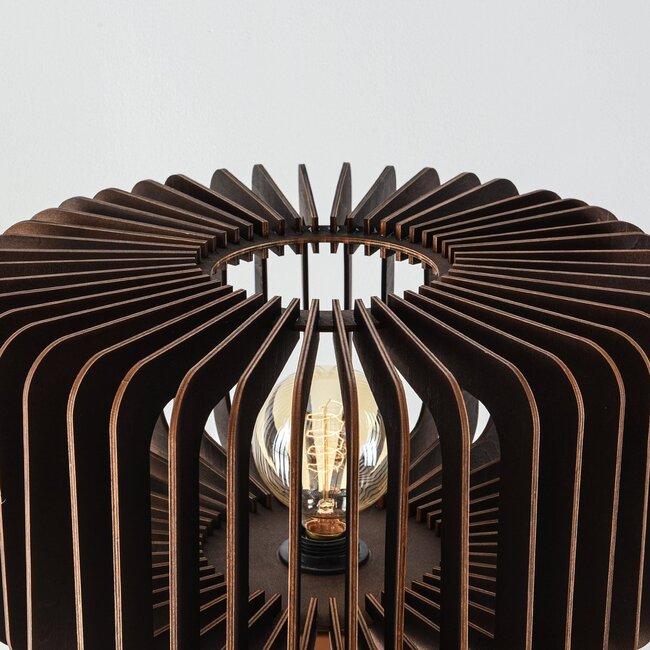 Stehleuchte Oakly mit Holzstativ und Lamellenkappe in Walnussoptik