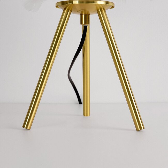 Tischlampe Saphira mit weißen Federn und Fuß aus Goldmessing