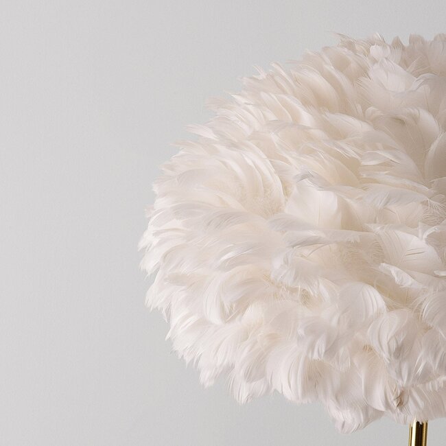Design-Stehleuchte Evania mit weißen Federn und Fuß aus Goldmessing