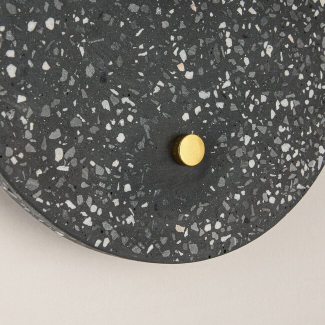 Wandleuchte Vero rund aus Zement und milchweißem Glas mit dunkelgrauer Terrazzo-Optik