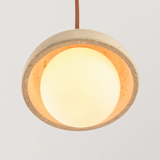 3-flammige Hängelampe Vara aus Travertin (Naturstein), Holz und milchweißem Glas