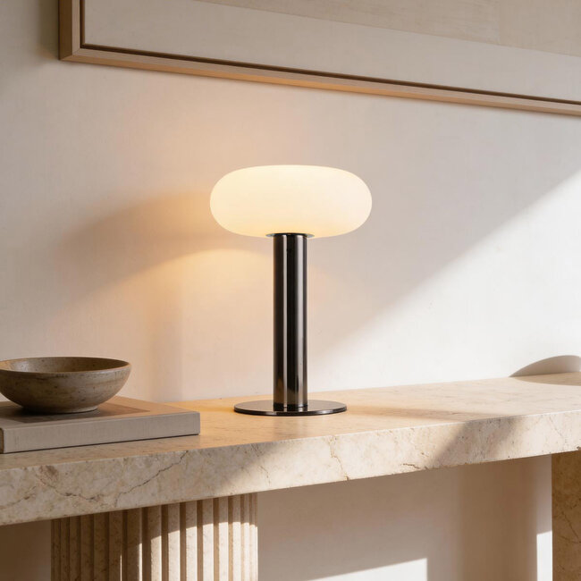 Wiederaufladbare Tischleuchte Zarya schwarzchrom mit Touch-Dimmer, milchweißem Glas und Ladestation