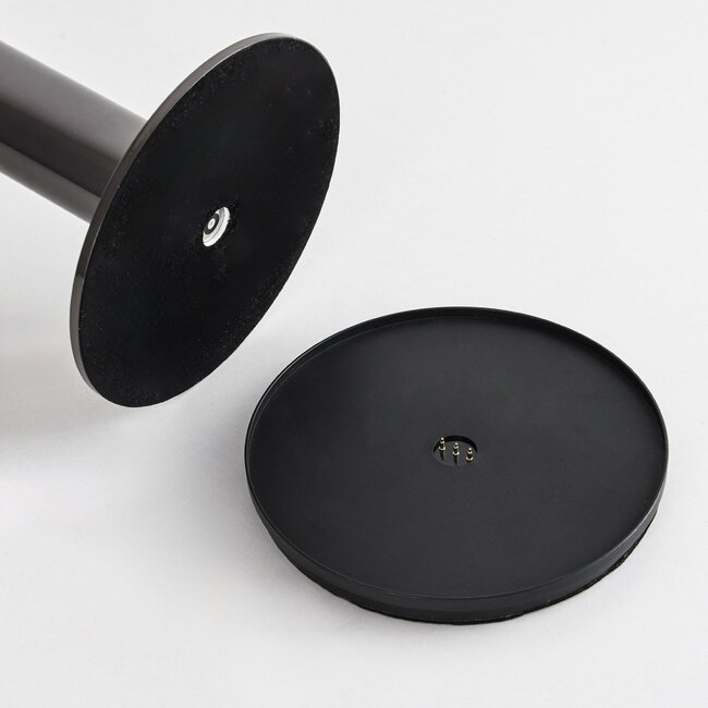 Wiederaufladbare Tischleuchte Zarya schwarzchrom mit Touch-Dimmer, milchweißem Glas und Ladestation